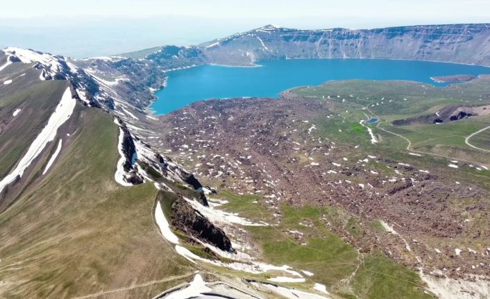 (Özel) Nemrut Krater Gölü’nde iki mevsim güzelliği