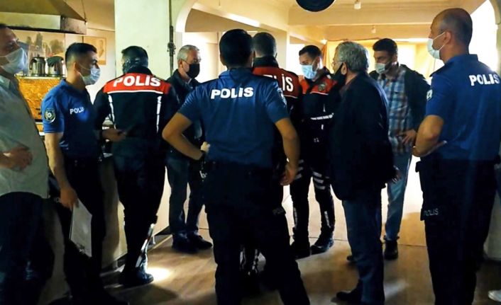 Polisi gören şoke oldu, 17 kişiye ceza