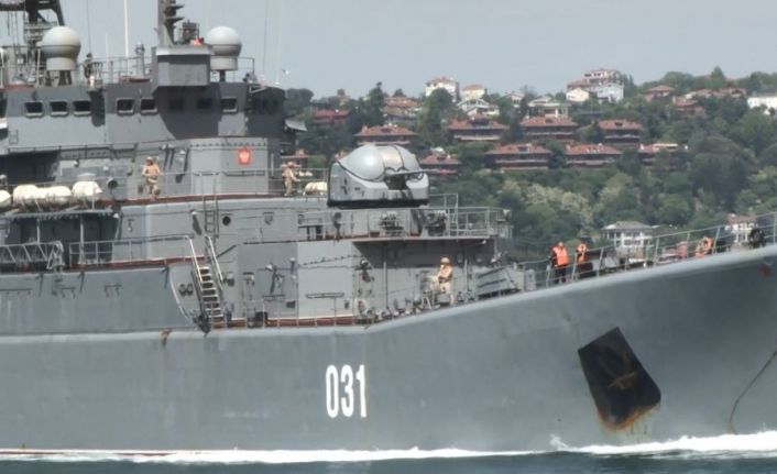 Rus savaş gemisi “Türk bayrağı” dalgalandırarak İstanbul Boğazı’ndan geçti