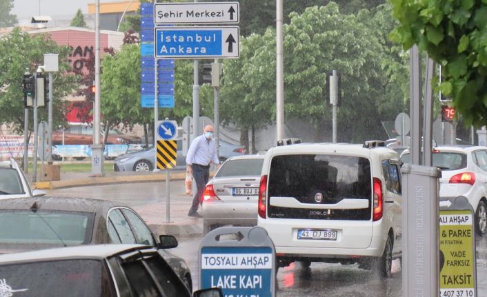 Sağanak yağmura hazırlıksız yakalananlar kaçacak yer aradı