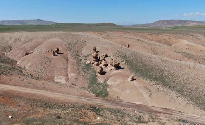 Sivas’ta ilginç kayalar görenleri şaşırtıyor