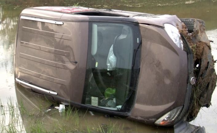 Sollama yapmak için şeritten çıktı, göle uçtu