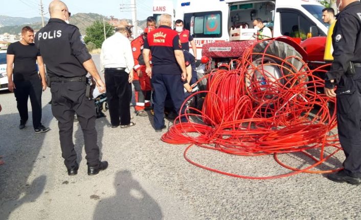 Traktörün altında sıkışan kadını itfaiye kurtardı