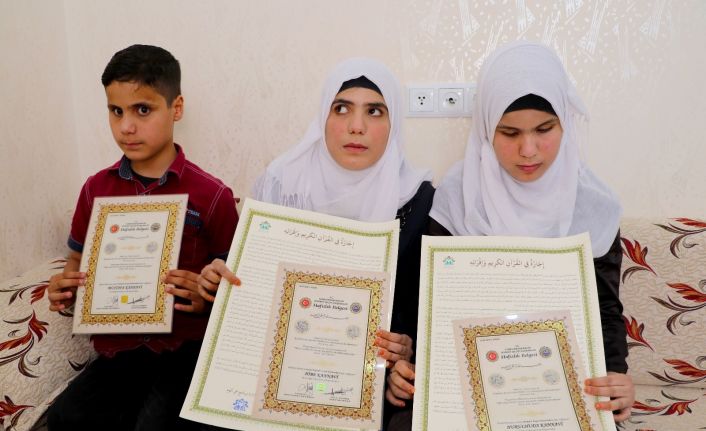 Üç görme engelli kardeşin yürekleri aydınlatan hafızlık hikayesi