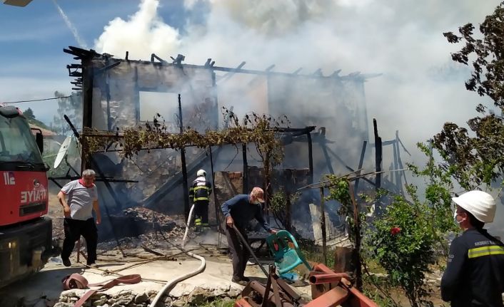 Yangını söndürürken tavan çöktü, itfaiye eri yaralandı