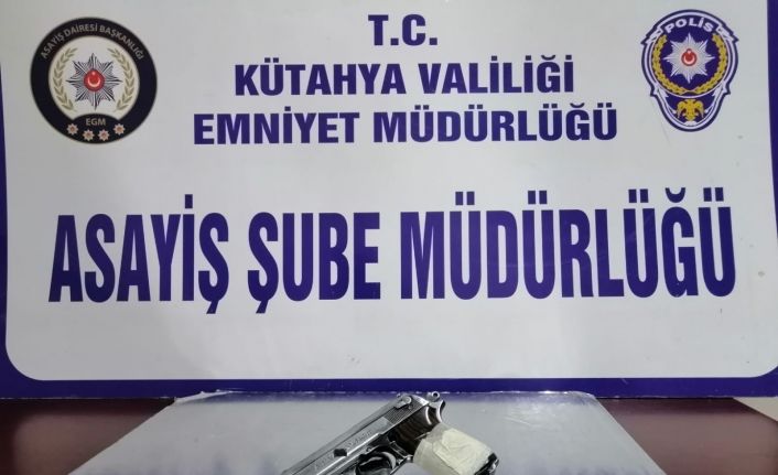Kütahya’da bir şahsın çantasında ruhsatsız tabanca ele geçirildi