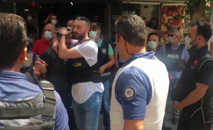 Polis, HDP İzmir İl Örgütü önündeki bekleyişini sürdürüyor
