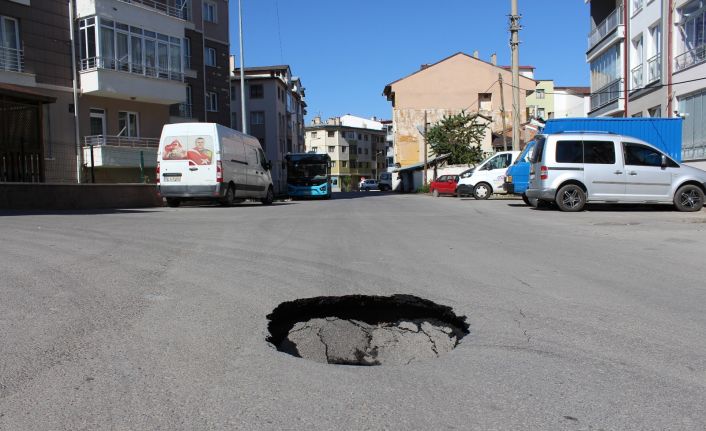 Yol çöktü, vatandaşın aldığı önlem gülümsetti