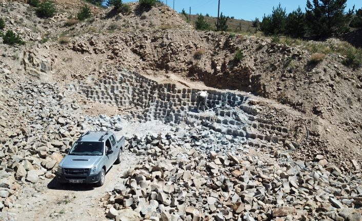 27 yıldır kavurucu sıcakta balyoz sallayıp taşa şekil veriyor