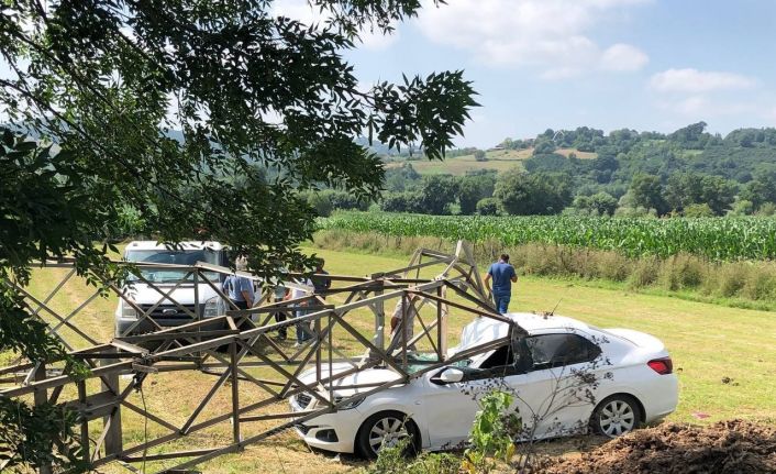 3 tonluk yüksek gerilim hattı direği, otomobilin üzerine devrildi