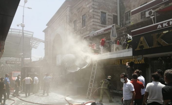 500 yıllık tarihi kapalı çarşıda korkutan yangın