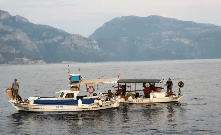 Arızalanan balıkçı teknesini KIYEM-5 botu kurtardı