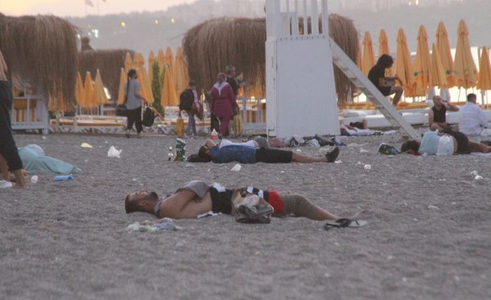 Aşırı sıcakların etkisindeki Antalya’da sahiller açık hava oteline döndü