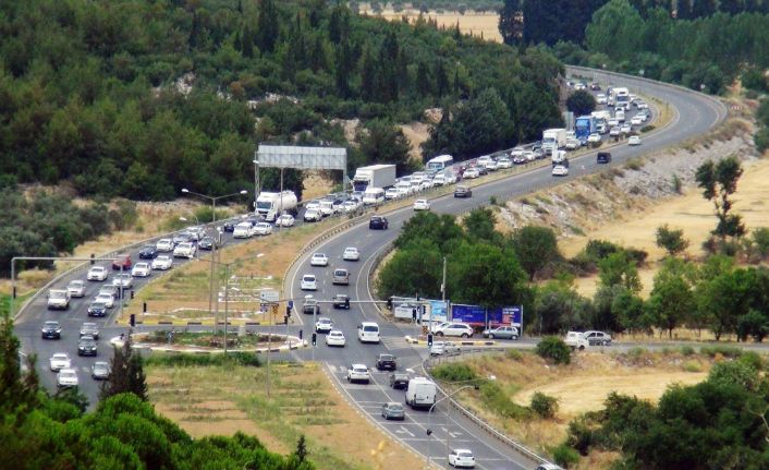 Aydın’da başlayan araç kuyruğu Muğla’ya kadar devam etti