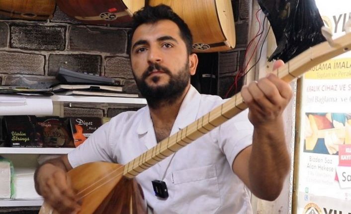 Bağlama ustası yanık sesiyle dinleyenleri mest ediyor