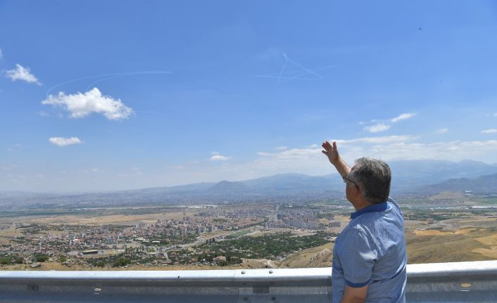 Başkan Büyükkılıç Türk Yıldızları’nı Hıdırellez Tepesi’nde vatandaşlarla izledi