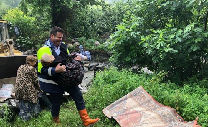 Belediye başkanı 100 yaşındaki kadını böyle kurtardı