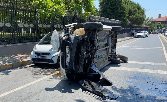 Beşiktaş’ta refüje çarpan otomobil yan yattı, sürücü yaralandı