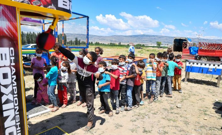 Çadır hayatı sürdüren tarım işçilerinin çocukları için özel bir etkinlik