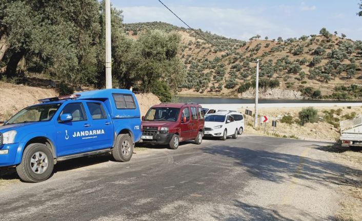 Çocuklarının gözü önünde gölete atladı