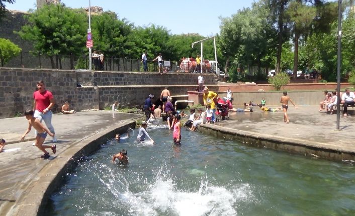 Diyarbakır’da çocuklar aşırı sıcaklıktan dolayı tehlikeyi umursamadılar