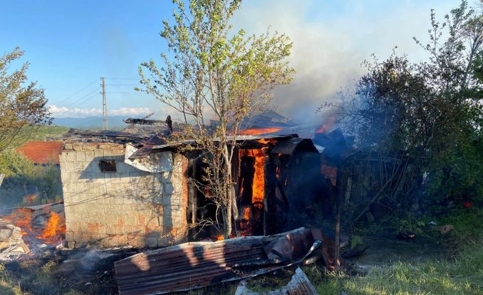 Eflani’de samanlık yangını evlere sıçramadan söndürüldü