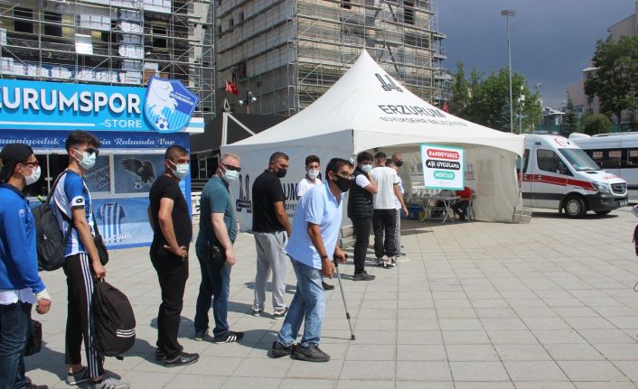 Erzurumspor taraftarı maçları stadyumda izleyebilmek için aşı kuyruğu oluşturdu