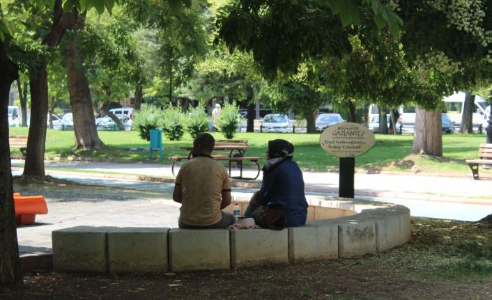 Gaziantep’te sıcaktan bunalanlar parklara koştu