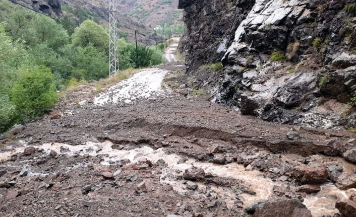 Gümüşhane’de 10 dakika süren dolu ve yağmur sele neden oldu