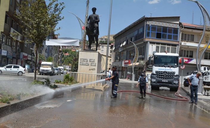 Hakkari caddeleri tazyikli suyla yıkandı