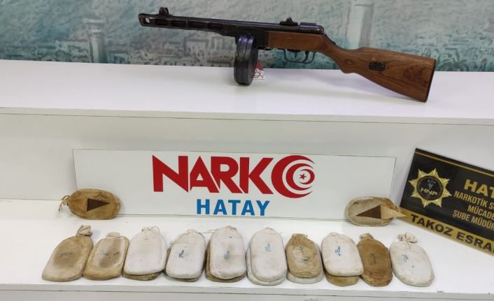 Hatay’da Thompson silah ve 3 kilo esrar ele geçirildi