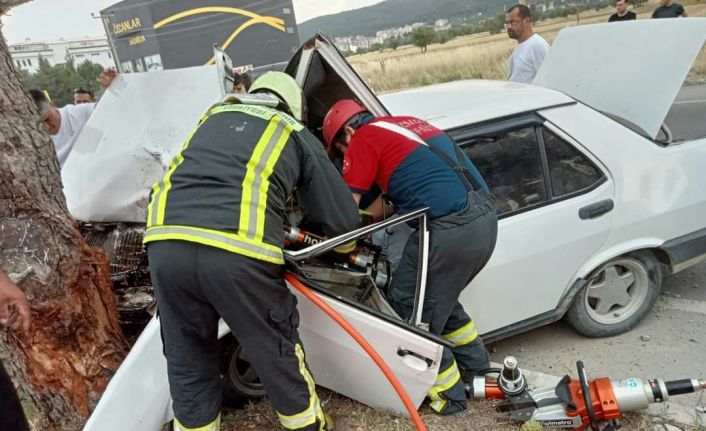 Hurdaya dönen otomobilde sıkışan sürücü ve yolcu yaralı olarak kurtarıldı