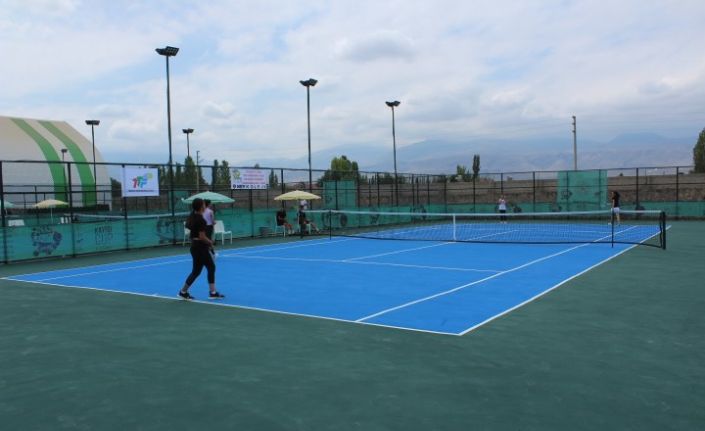 Iğdır’da “Kayısı Cup” tenis turnuvası başladı