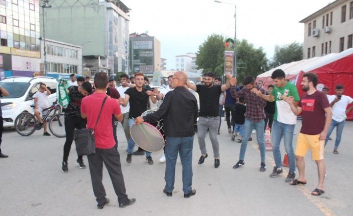 Iğdır’da taraftarlar şampiyonluğu halay çekerek kutladı