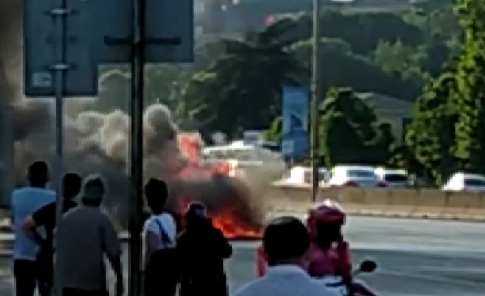 Kadıköy’de, trafiğin ortasındaki araç alev topuna döndü