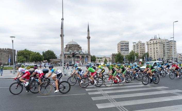 Kadın sporcular 107 kilometre pedal çevirdi