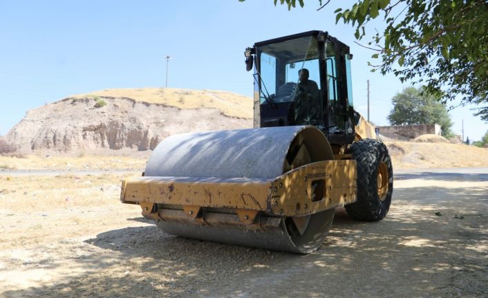 Karaköprü kırsalında yollar tozdan ve çamurdan kurtarılıyor