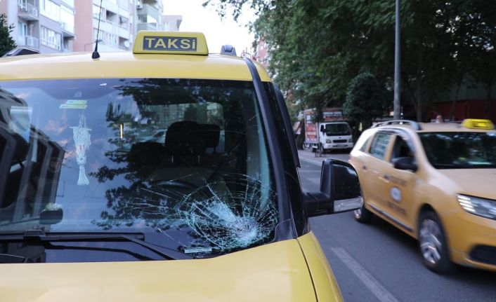 Karşıdan karşıya geçen 70 yaşındaki yayaya ticari taksi çarptı