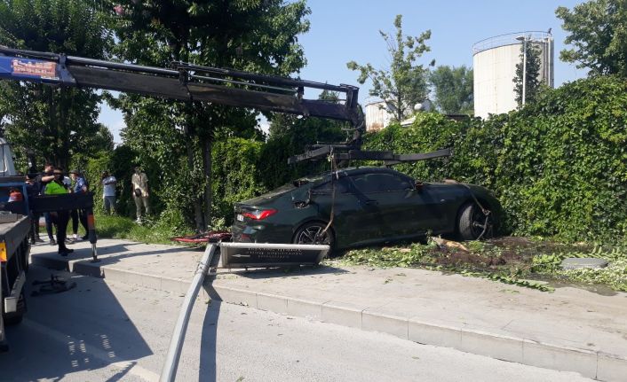 Kontrolden çıkan araç kaldırıma çıkıp, aydınlatma direğini devirdi