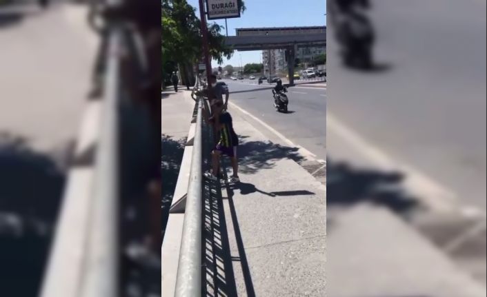 Küçükçekmece E-5’te çocukların tehlikeli oyunu