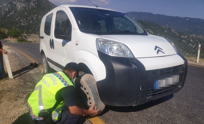 Lastiği patlayan sürücüye jandarma yardım etti