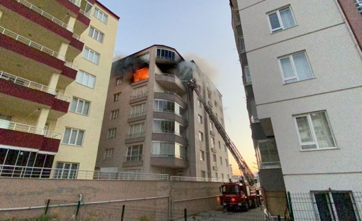 Niğde’deki ev yangınında faciadan dönüldü: 10 kişi hastaneye kaldırıldı