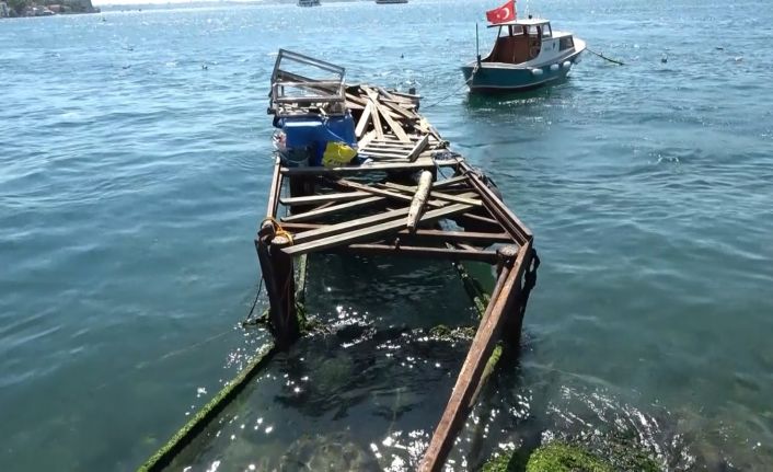 (Özel)- Boğazdan geçen savaş gemilerinin dalgası kafe ve balıkçıları vurdu