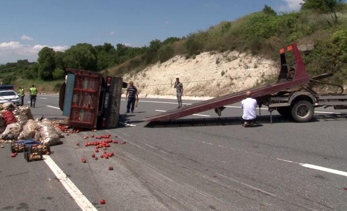 (Özel) Patates yüklü kamyonet pazara giderken devrildi