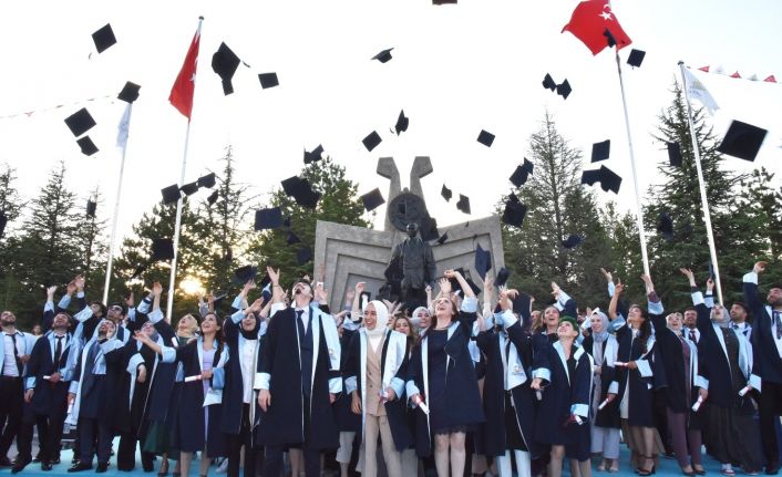 Selçuk Üniversitesinde genç diş hekimleri diplomalarını aldı