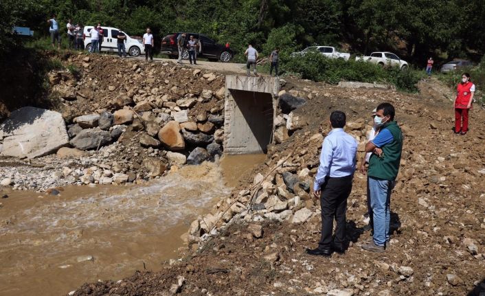 Selde çöken bölgelere geçici yollar yapıldı