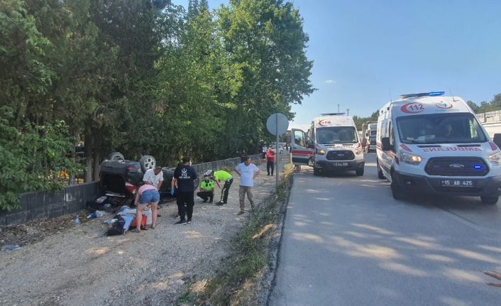 Takla atan otomobil yol kenarına devrildi: 3 yaralı