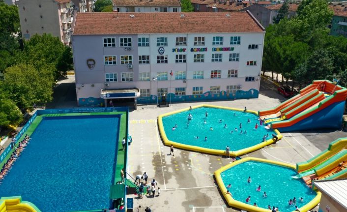 Tatil köyü değil, okul bahçesi