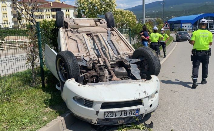 Yoldan çıkan otomobil devrildi: 2 yaralı