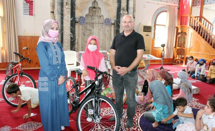 21 yıldır camideki Kur´an kursuna gelen çocuklara hediyeler dağıtıyor